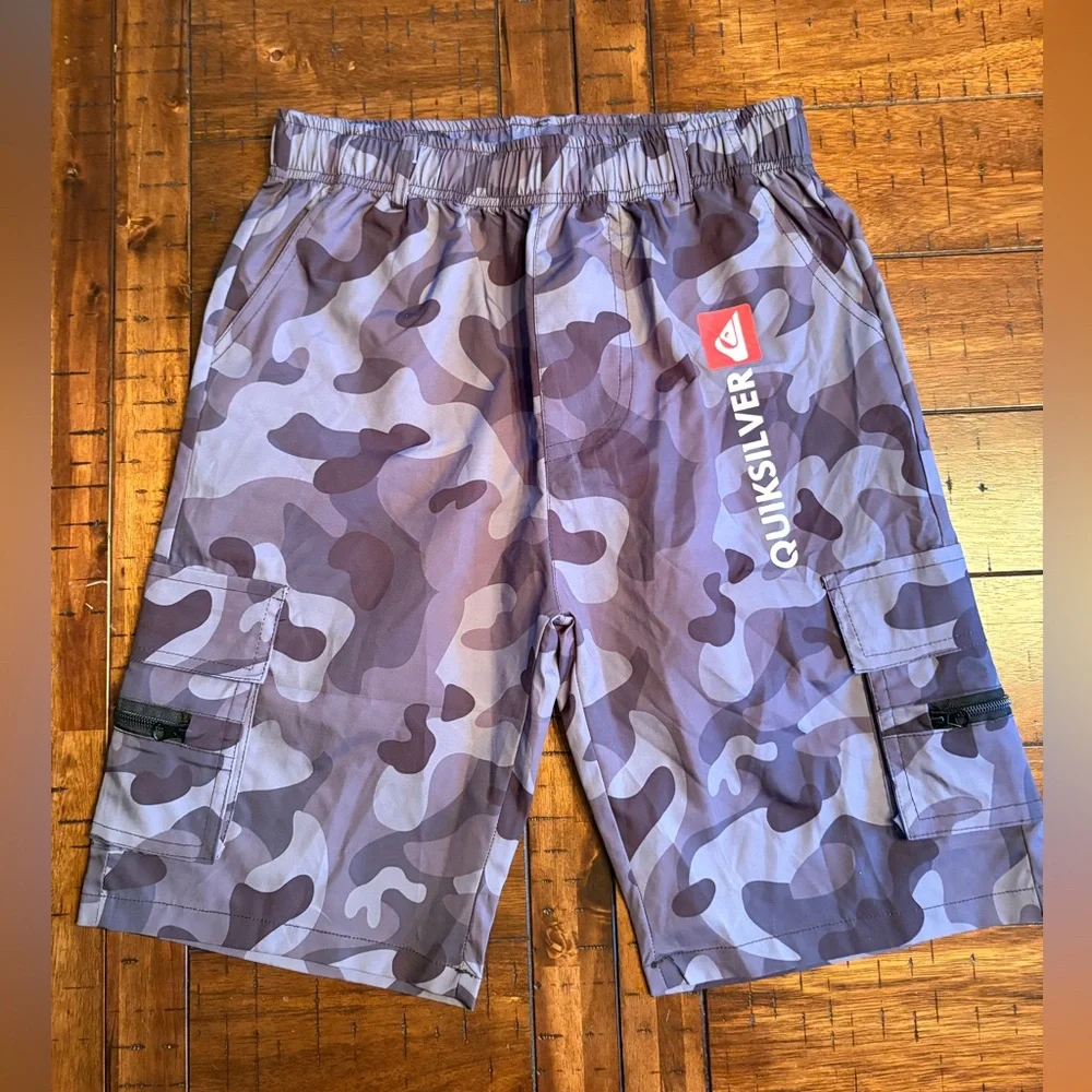 Quiksilver Men's Gray & Black Camo Cargo Shorts Medium